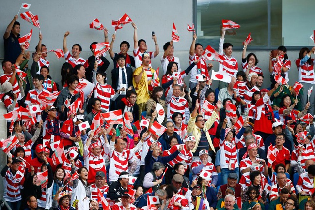 Japan_fans,_Gloucester